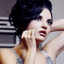 2012 Yilinin En Iyi Albumlerinden Biri Olan Bende Bi Ask Var Ile Buyuk Basari Yakalayan Goksel Aciyor Ve Uzaktan In Ardindan Henuz V Unluler Radyo Muzik