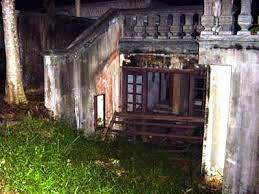 Princess Elizabeth Estate Read About Haunted Locations In Singapore Here Http Www Propertyguru Com Sg Lifestyle Ar Creepy Houses Most Haunted Haunted Places
