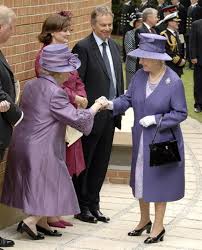Former Prime Minister Margaret Thatcher Curtsy Before The Queen Days Of Majesty Royal Curtsy Queen Elizabeth The Iron Lady Royal
