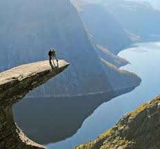 Se tom cruise og preikestolen i mission: Preikestolen Die Klippe Von Mission Impossible Fallout