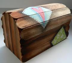 Un cofre de madera resulta también un buen mueble decorativo. Como Hacer Un Cofre Con Palitos De Helado Mimundomanual