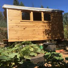 Wo stelle ich mein häuschen hin? Wir Bauen Ein Tinyhaus Bauwagen Auf Einen Alten Wohnwagenhanger Wildnisfamilie