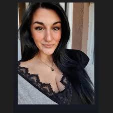 تحول التوهج إلى مرشح قوطي كامل... لماذا تبدو مورتيسيا وكأنها مرت بثلاث قصص  رعب خارج الشاشة 😭🖤 #WednesdayS2