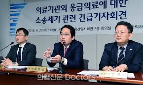 가정의학과 의사는 온 가족을 돌보는 주치의로서 질병이 가족에 미치는 영향과 역으로 가족의 관계가 질병에 미치는 영향을 고려하여 의료를 행한다. ì˜í˜'ì‹ ë¬¸