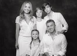 Benício e joaquim, filhos de luciano huck e angélica, viveram uma prévia do rock in rio. Luciano Huck Posa Com A Familia E Avalia 2020 Nao Foi Um Ano Facil Quem Quem News