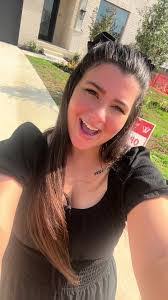 Carly Cox's Instagram, Twitter & Facebook