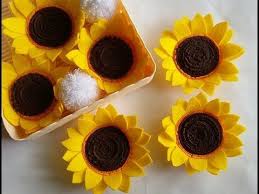 Buat kelopak dengan lebar 7,62 cm di bagian bawah dan melancip ke ujung di bagian atas. Diy Felt Sunflower Tutorial Cara Membuat Bunga Matahari Dari Flanel Youtube Felt Flower Tutorial Felt Flowers Diy Felt Diy