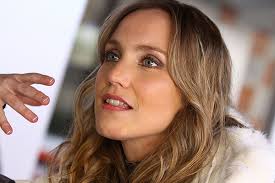 Fernanda Hansen reaparece en pantalla con cambio de look tras ser madre  hace 5 meses