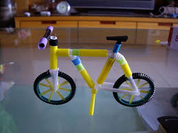 Occorrono bottiglie di plastica trasparenti, cannucce, forbici, colla e…creatività! 25 Idee Per Lavoretti Con Le Cannucce Per Bambini Cannucce Ciclismo Kids Crafts