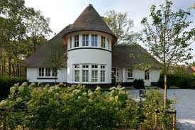 Classic White Villa With Thatched Roof House In Ugchelen Gelderland Netherlands Droomhuizen Architecten Huizen
