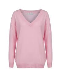 Beyaz ile pembenin uyumu kullanan kişiye masumiyet ve mutluluk hissi vermektedir. Buse Terim Pembe Renk Nasil Kombinlenir