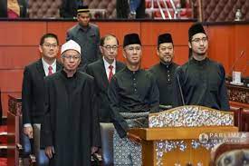 1 markah :fakta 2 markah isi (perlu tunjuk perbezaan dengan menggunakan kata (beza, tetapi, manakala) jika tiada 0. Enam Ahli Dewan Negara Angkat Sumpah Hari Ini The Malaya Post
