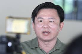 Diketahui juga bahwa paul yong adalah anggota dewan eksekutif perak (exco) dari partai tindakan. Paul Yong To Let Bersatu Leadership Decide His Ge15 Seat Candidacy The Star