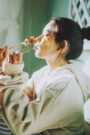 追着光梦游 人像 poco摄影 人像 小清新 日系 室内 少女 日常in 2021 couple photos photo scenes