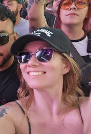 Can the poppy displays at the Tower of London be seen from outside?