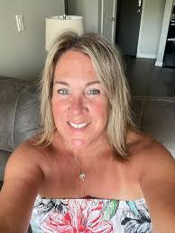 Shari Perry's Instagram, Twitter & Facebook