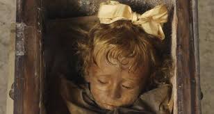 İspanyol gribi nedeniyle 1920 yılında i̇talya'da hayatını kaybeden ve 97 yıldır vücudu deforme olmayan rosalia lombardo'nun sırrı. Rosalia Lombardo The Mystery Of The Mummy Who Opens Her Eyes
