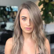 Riga laterale e chioma sciolta ondulata è la scelta hair per tutte le … Mushroom Blonde Il Colore Capelli Di Tendenza Per L Autunno 2020