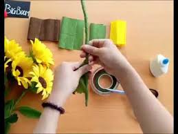 Mulai dari kertas kado, kertas origami, kertas krep, kertas bekas, kertas koran, tisu, kertas hvs, kertas minyak, dan cara membuat bunga pompom dari kertas kreb. Cara Membuat Bunga Matahari Dengan Kertas Krep Youtube
