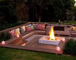 Ils sont esthétiques faite votre choix parmi notre sélection d'abris de jardin en bois et bénéficiez d'une livraison rapide de. Terrasse Enterree En Bois Conviviale Et Chaleureuse Fauteuil Jardin Terrasse Jardin Bois Sieges De Brasier