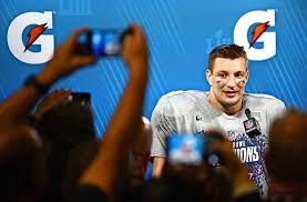 Jul 12, 2021 · oakland county prosecutors are reviewing the report on the death of columbus blue jackets goaltender matiss kivlenieks, who died july 4 in a fireworks accident at the novi home of former detroit. Nfl Ruckkehr An Tom Bradys Seite Rob Gronkowski Der Fruhrentner Will S Nochmal Wissen Sportmeldungen Stuttgarter Zeitung