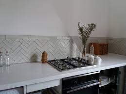 La crédence acrylique a l'aspect du verre tout en étant modulable sur place et d'un coût plus abordable. Credence De Cuisine En Zelliges Bejmat Eklektisch Kuche Paris Von Natoma Houzz