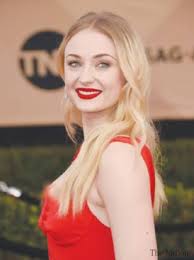 Sophie Turner And Her Blonde Hair A Beautiful Example Of Root Melt Or Root Smudge And Why It Bumps Blonds A Beauty Maisie Williams Sophie Turner Sophie Turner
