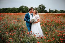 Planen sie ihre hochzeitsfeier in berlin & brandenburg in eleganten, kreativen oder rustikalen locations, welche die individuelle note ihres festes unterstreichen und für das brautpaar und die hochzeitsgesellschaft gleichermaßen die unvergessliche hochzeitsfeier: Hochzeit In Brandenburg Eine Gartenhochzeit Zu Hause