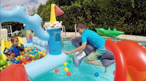 L Attaque Du Chateau Gonflable Dans La Piscine Youtube