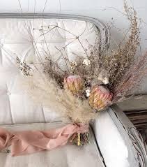 We also recommend adding small clusters to bridesmaid bouquets. They Re Back Dried Flowers Are Trending For Weddings In 2020 The Gilded Gown