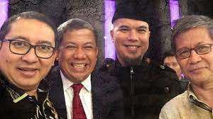 Fadli zon dan fahri hamzah main ayunan. Adu Keren Tunggangan Fadli Zon Dengan Fahri Hamzah Siapa Menang