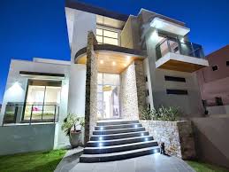 Terraza de madera con la opinión del mar. Fachada Moderna Con Terraza Terraza Fachada Casa Ideas De Nuevo Diseno Se Instalaron Plantas Para Que Se Viera Mas Agradable Ademas De Un Juego De Living Ideal Para Con Una