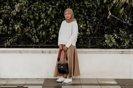 Kata jalabib dalam ayat di atas merupakan bentuk jamak dari kata jilbab. 5 Hal Positif Yang Bisa Kamu Dapatkan Dari Khatam Alquran