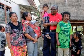 The seat became vacant after the election court on 30 november 2018 declared the incumbent barisan nasional (bn) member of parliament of malaysian indian congress (mic). Kit Siang Explains Why A Woman In Ph Shirt Was Handing Out Cash In Cameron Highlands