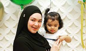 Datuk seri siti nurhaliza gave birth to siti aafiyah, who weighs 3.55kg at gleneagles kuala lumpur at 8.17am on monday, 19 march. Siti Nurhaliza Reveals That She Is Ready For Baby No 2