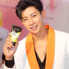 Mistine Men Max Bright Boosting Facial Cleanser 100g