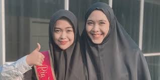 Perempuan yang sempat dikabarkan memiliki. Sandang Gelar Sarjana Oki Setiana Dewi Ungkap Masa Lalu Ria Ricis Saat Masih Kuliah Merdeka Com