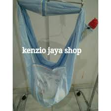 Memperlihatkan bayi tidur di ayunan kain. Kain Ayunan Bayi Ukuran Jumbo Merk My Dear Shopee Indonesia