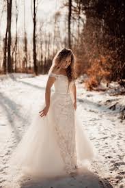 Das brautkleid oder hochzeitskleid wird von der braut zur hochzeitszeremonie getragen. Brautkleider