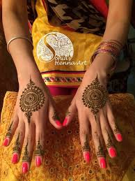 The henna lady uses natural henna that is applied free‑hand to make a temporary tattoo that lasts anywhere between a week or two or even more! Unique Henna Design Organic Henna With A Touch Of Tradition Tradition Designs Indian Style Design Toronto Unique Henna Mehndi Designs Henna Tattoo Designs