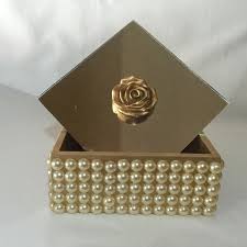 Caixa De Mdf Decorada Com Perola E Espelho Caixa Em Mdf Pintada Na Cor Dourada Por Fora E Toda Revestida Em Perolas Na Cor Champanhe A Tampa E Em Espelho Co Caixa Mdf Caixa Artesanato Caixas Decoradas