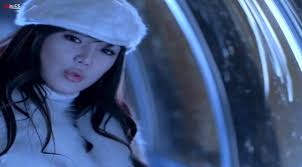 Park Bom (2NE1) và khuôn mặt ngày càng "đơ" qua các MV