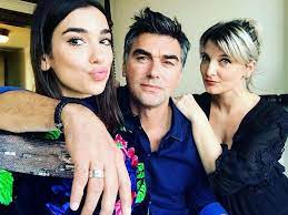 Dua lipa has a younger sister named rina and a younger brother named gjin. Dua Lipa S Hunky Silver Fox Father At The Brit Awards Gets Tongues Wagging