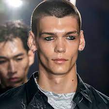 Apr 06, 2022 · dagli haircut con doppio taglio e ciuffo a quelli più classici che valorizzano la chioma medio o lunga, le tendenze tagli capelli uomo 2022 primavera estate sono un invito a sperimentare. Taglio Capelli Uomo 2020 Foto 15 Idee Dalle Sfilate Post Lockdown Amica