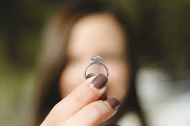 Karena jari manis di tangan kiri itu jarang digunakan, sehingga cincin kawin lebih awet. Sudah Tahu Belum Begini Cara Memakai Cincin Tunangan Yang Benar Diamond Co