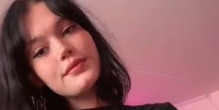 23-åriga Bella vaknade upp efter operationen