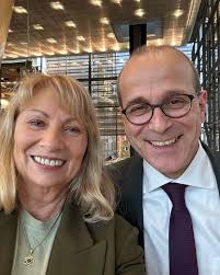 👋 Heute habe ich die neue Präsidentin der Landesuntersuchungsanstalt für  das Gesundheits- und Veterinärwesen Sachsen LUA in ihrer neuen  Arbeitsstätte in Dresden begrüßt: Dr. Susanne Bastian folgt auf Dr. Jens  Albrecht, den