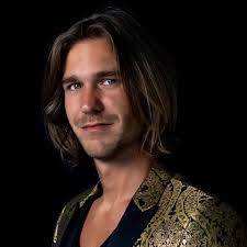 🎄✨ Joyeux Noël à tous ! 🎅🎁 Retour en enfance avec cette photo souvenir  de Noël… Les fêtes ont toujours été pour moi un moment magique, rempli de  joie et de partage.