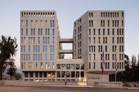 Alfredo barnechea expuso la noche del domingo las razones por las que decidió declinar a su precandidatura presidencial en acción popular. Municipalidad Lo Barnechea Gonzalo Mardones V Arquitectos Archdaily