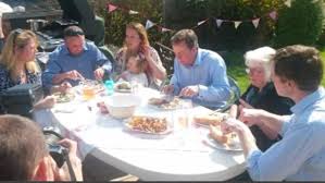 Matthew david cameron (born november 28, 1962) is an american musician who is the drummer for pearl jam. Moment Cameron Eats A Hot Dog With A Knife And Fork Daily Mail Online